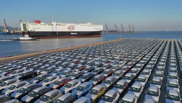 Pirmā partija ir klāt! Tūkstošiem lēto, Ķīnā ražoto, elektroauto ar milzu kuģi pietauvoti Eiropā